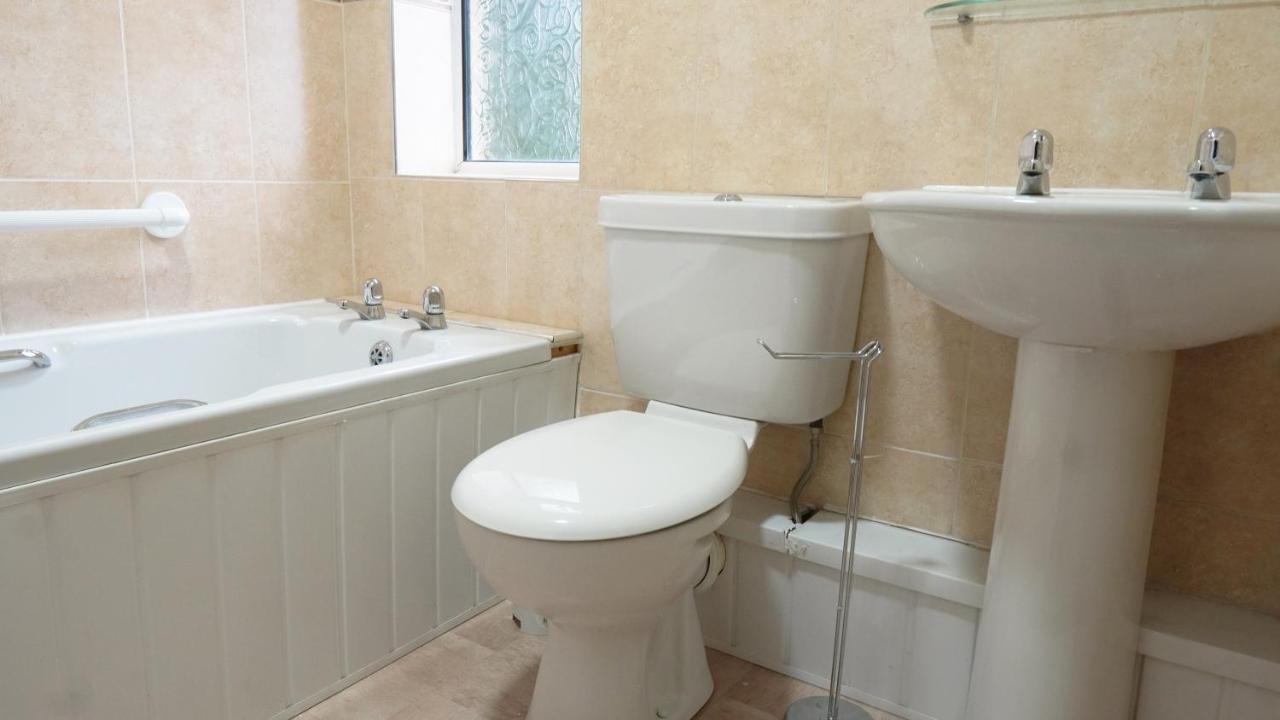 Portobello House - Four Bedroom House Perfect For Contractors - Sleeps 6 - Free Parking Wolverhampton Buitenkant foto