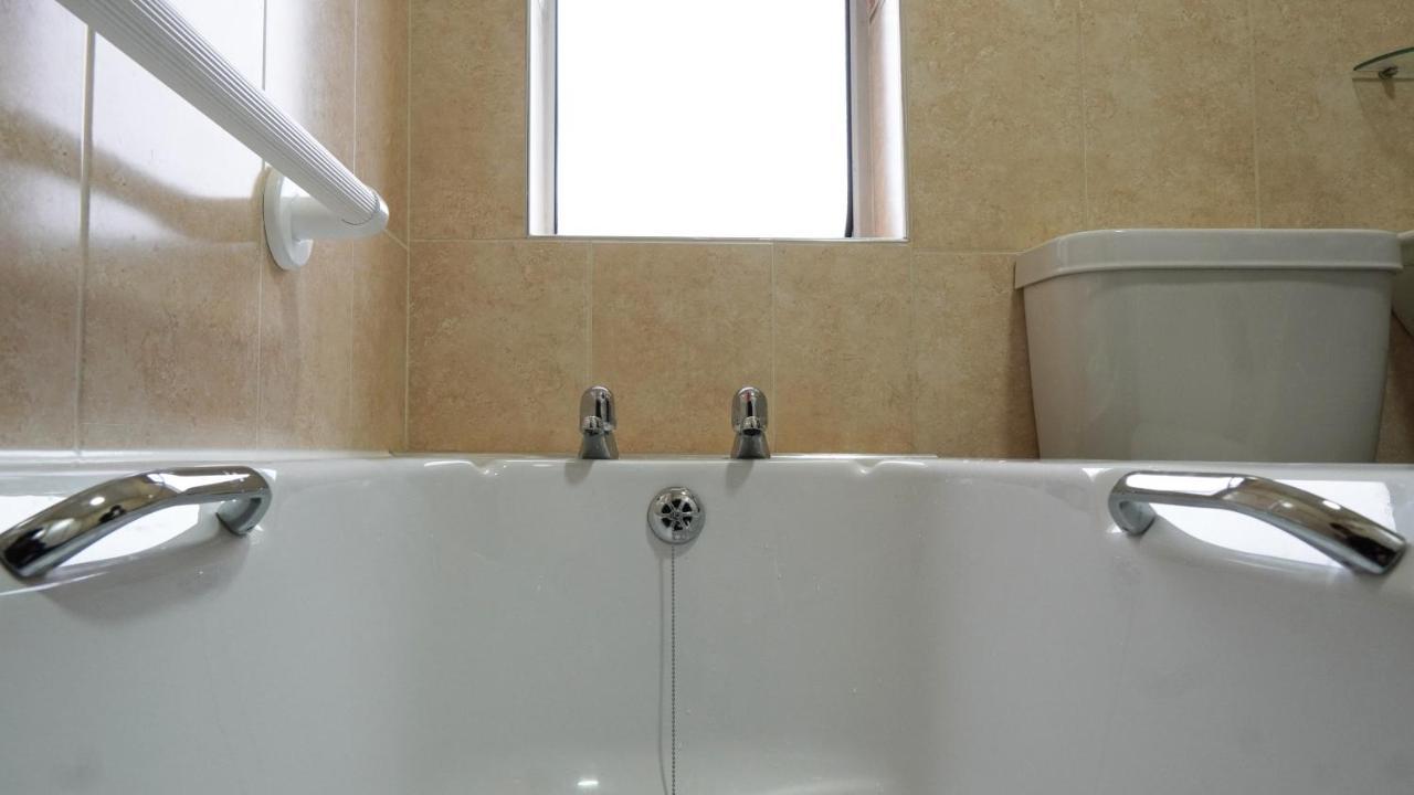Portobello House - Four Bedroom House Perfect For Contractors - Sleeps 6 - Free Parking Wolverhampton Buitenkant foto